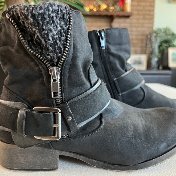 Women’s black booties - Picture 1 of 4